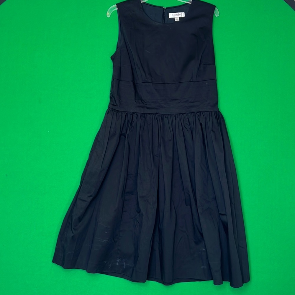 ISSAC MIZRAHI sleevless black dress with pockets. Waitline 34"fitted. Size 14